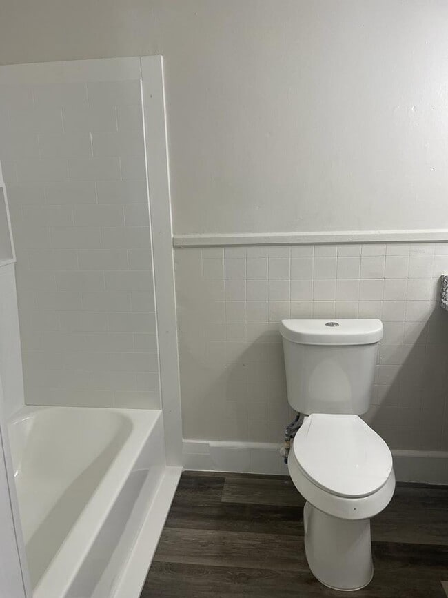 Building Photo - 1411 E Main St