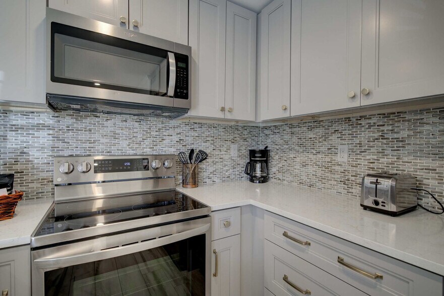 Building Photo - 655 8th Ave S