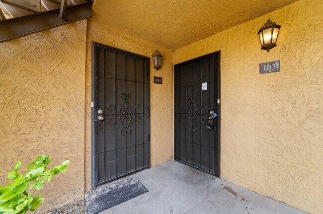 Building Photo - Prime Scottsdale Living | 2 Master Suites + Private Patio Retreat