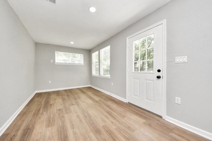 Building Photo - 710 Canary Cir