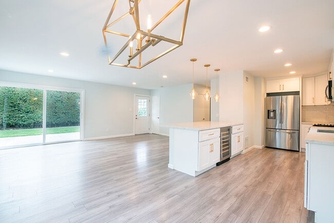 Building Photo - Charming Three Bedroom 2 Bath Home with Spacious Backyard for Entertaining!