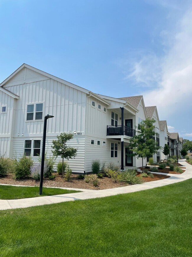 Building Photo - Luxury Condo - Water, Sewer, Basic Internet Included!