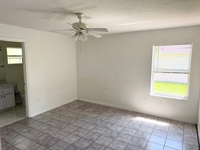 Building Photo - 33 Flamingwood Ln #B
