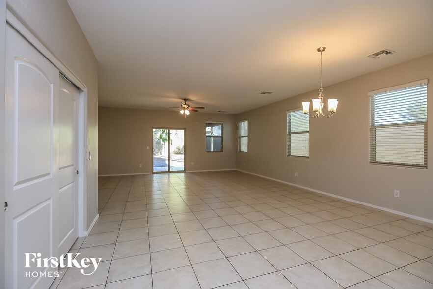 Building Photo - 4742 E Pearl Rd