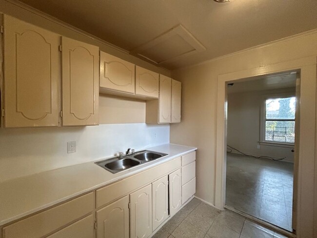 Building Photo - Rent to Own! Updated Home for Lease in Que...