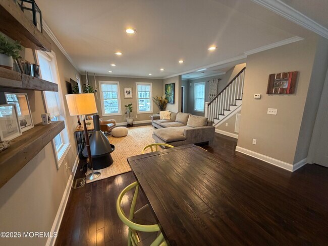 Building Photo - 510 Lareine Ave