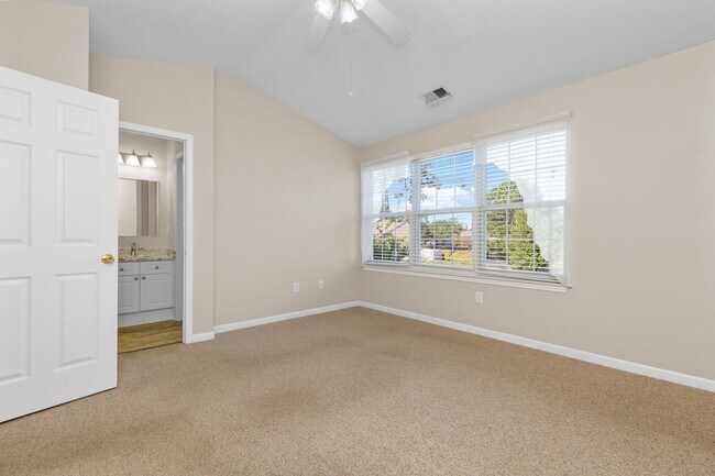 Building Photo - Townhome in The Market Common!