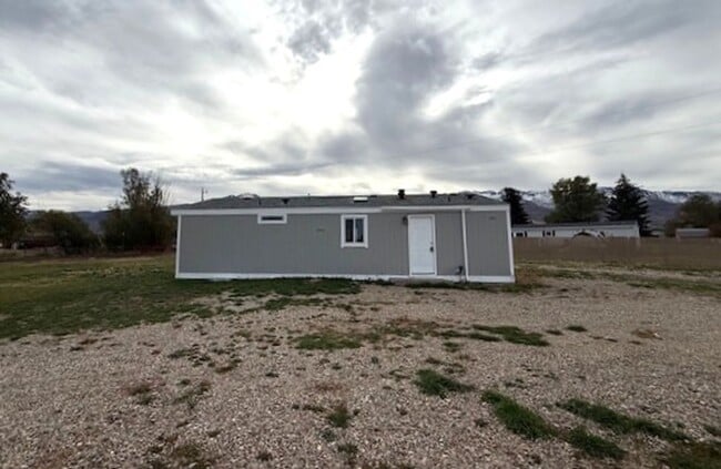 Building Photo - Cute double wide in Pleasant Valley