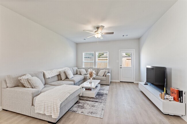 Building Photo - 16215 Globetrotter Ct