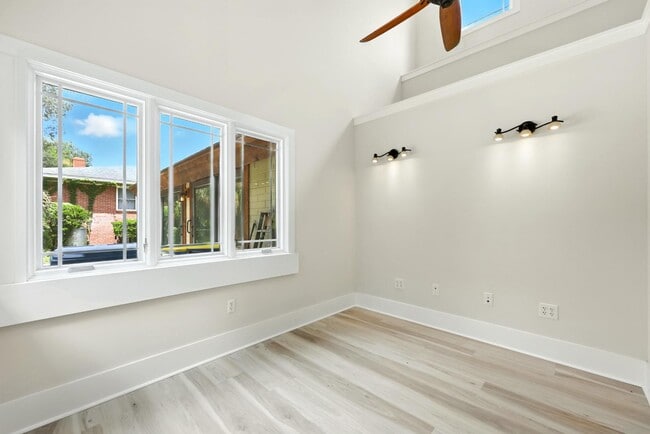 Building Photo - 5432 Grove Ave