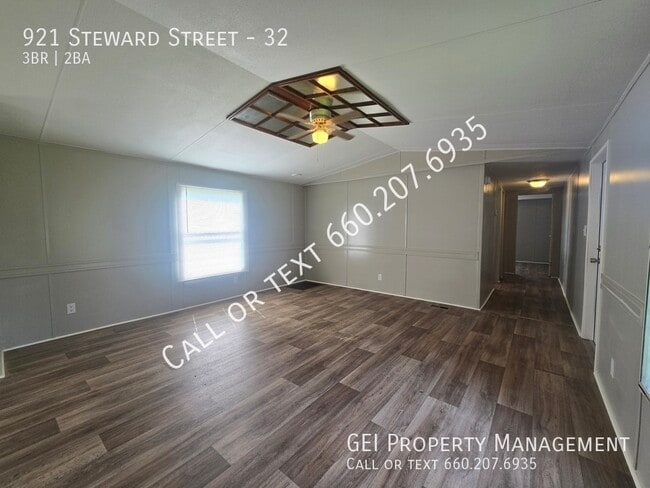 Building Photo - 921 Steward St