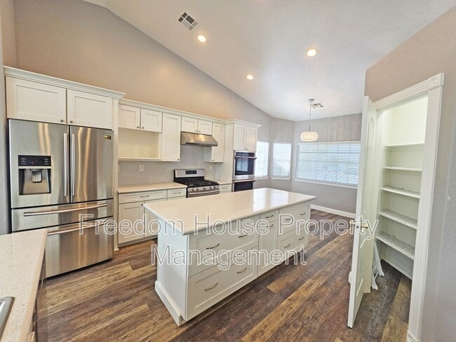 Building Photo - 3630 E Vineyard Dr N