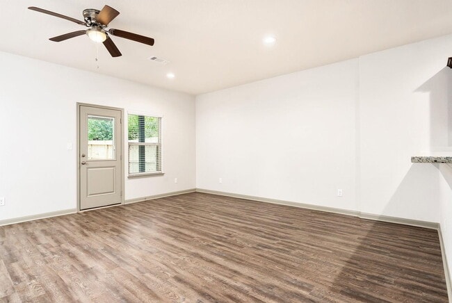 Building Photo - 918 Shady Ln