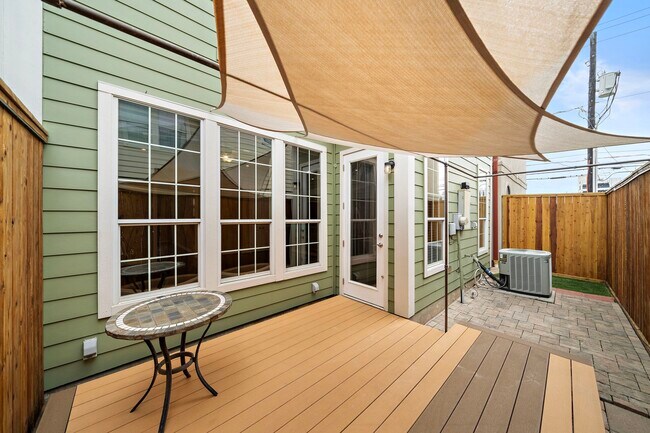 Building Photo - 2927 Clinton Dr