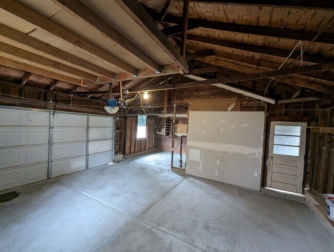 Building Photo - Grenshaw Greatness