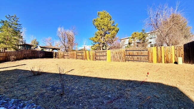Building Photo - Fantastic 4 Bed 3 Bath 2 Car Garage Home in Aurora Highlands! NEW Carpet! NEW Paint! NEW Bathroom...