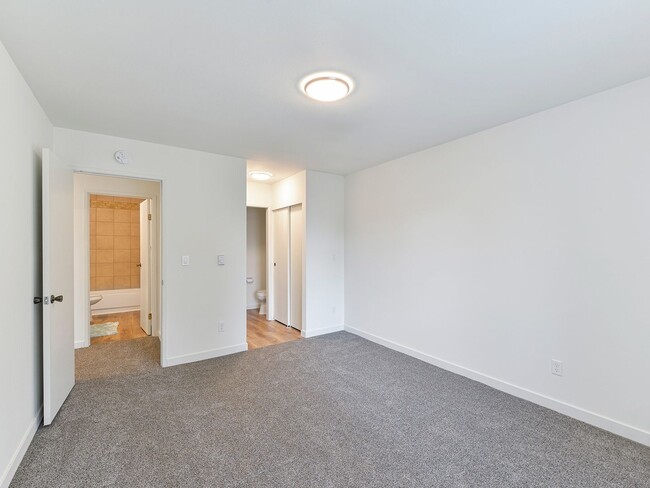 Building Photo - Like New Top Floor Beautifully Remodeled 2...