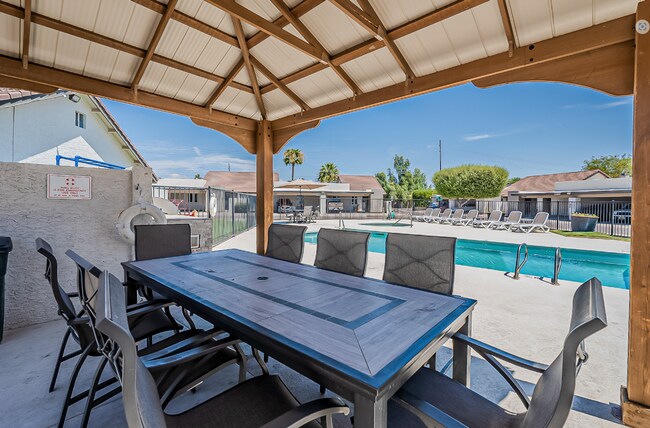 Building Photo - Beautifully remodeled 2bed/2ba Townhome - Ask about our Move-in Specials