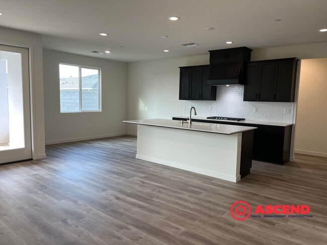 Building Photo - Stunning 4-Bedroom Home!