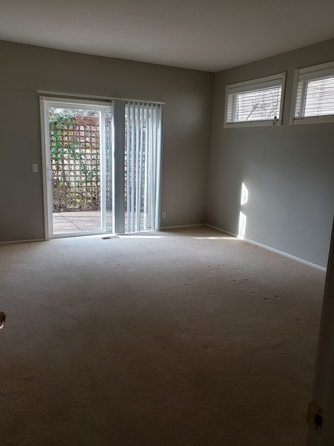 Building Photo - 1570 Kingston Way