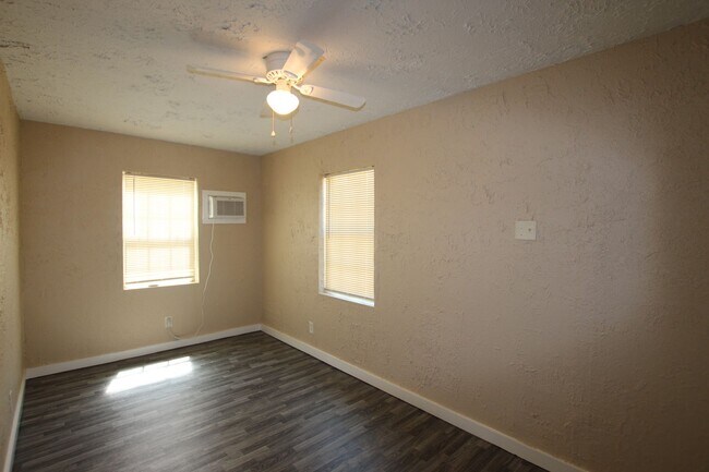 Building Photo - Available! 1 Bedroom, 1 Bath in Tyler!