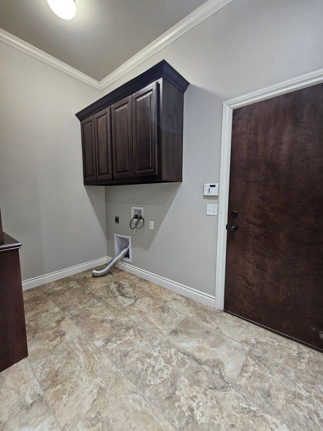 Building Photo - (2) Bed/(2.5) Bath Townhome in Gated Commu...