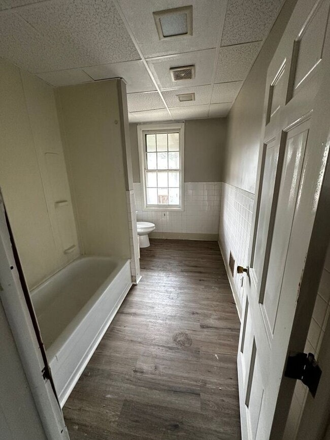 Building Photo - 3 Bedroom | 2 Bathroom | $1,400