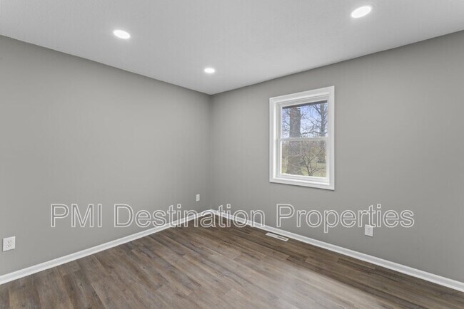 Building Photo - 2081 Willow Ln