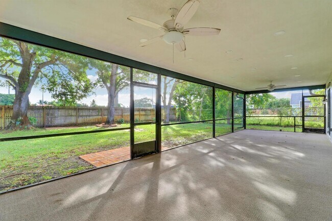 Building Photo - 1009 Alamanda Dr