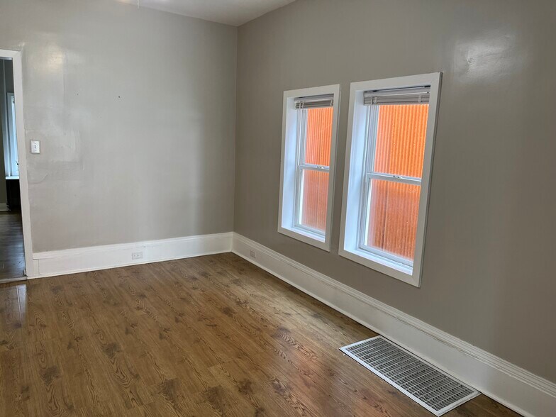 Building Photo - 1364 W 58th St
