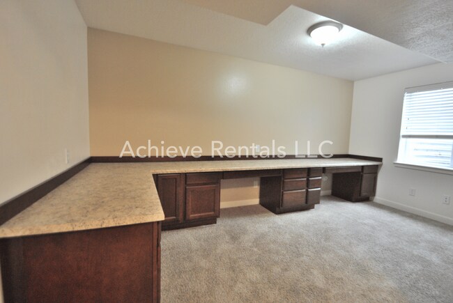 Building Photo - Charming End-Unit Townhome | Prime Location Near Parks, Shops & Dining