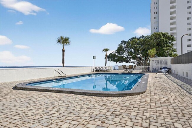 Building Photo - 7100 Sunshine Skyway Ln S