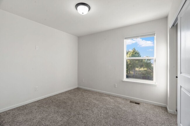 Building Photo - Charming 4-Bedroom Home in Prime St. Charl...