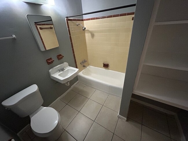 Building Photo - Cozy 1-Bedroom Apartment with Screened-In Patio & On-Site Laundry