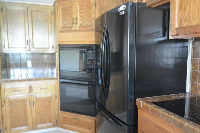 Building Photo - 1933 S Royal Oaks Dr