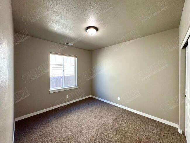 Building Photo - 60868 SE Sweet Pea Dr