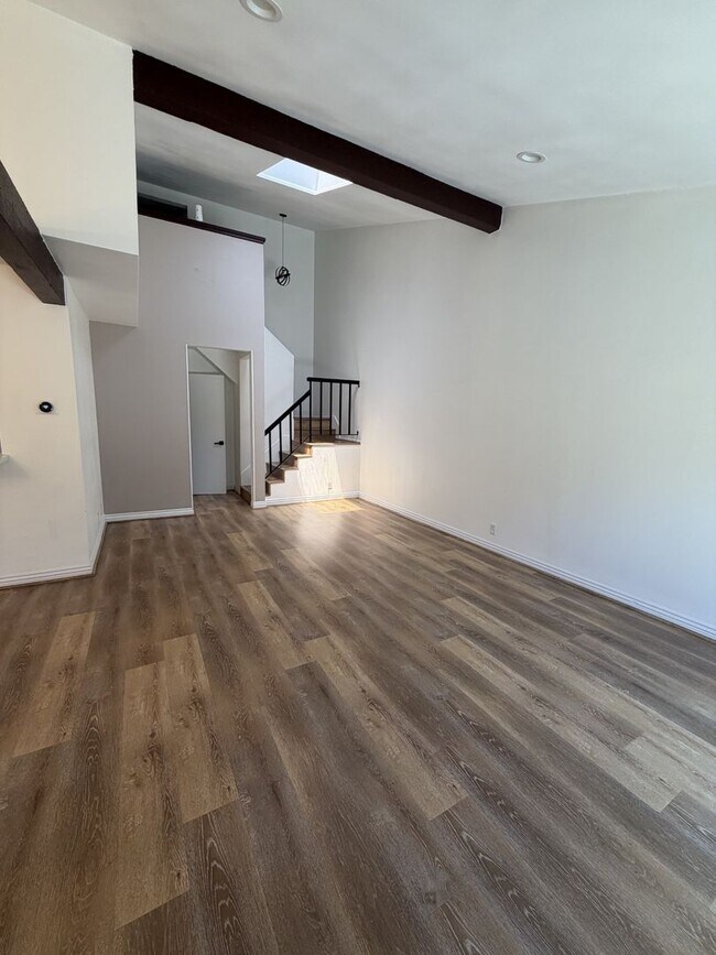 Building Photo - Updated modern townhouse 3 bed 1.5 bath