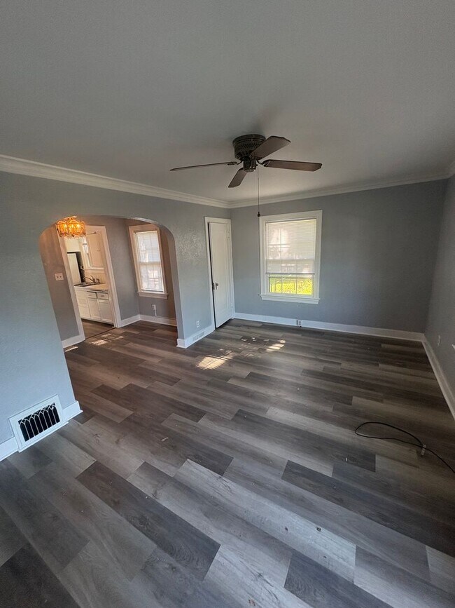Building Photo - 2 Bedroom / 1 Bathroom Single family home in West Peoria