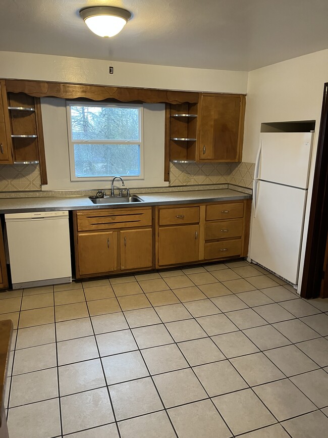 Kitchen - 1422 E State St