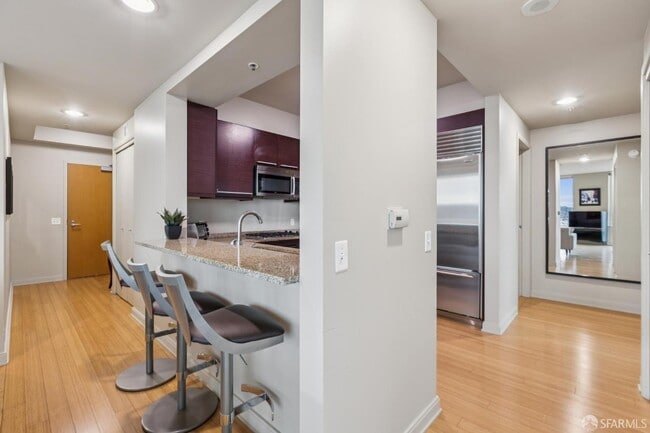 Building Photo - 425 1st St