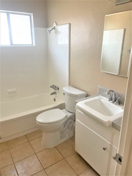 Building Photo - 550 Silverwood Ave