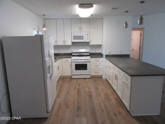Building Photo - 2602 W 12th St