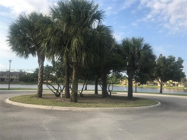 Building Photo - 3338 Lakeside Dr