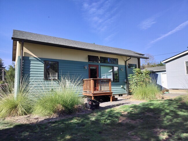 yard and side door - 16261 SE Sun Ave