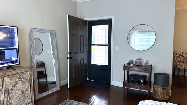 Building Photo - Gated Community, 3/2, Just Minutes to Beach!