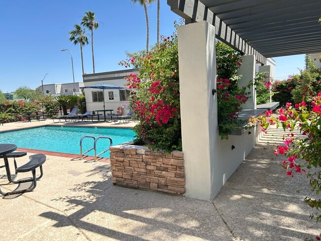 Building Photo - 2 Bed | 2 Bath Condo in Gated Phoenix Community