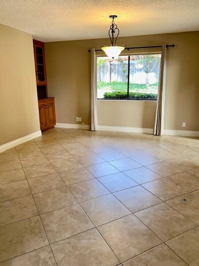 Building Photo - Well-Maintained Home with Great Outdoor Space