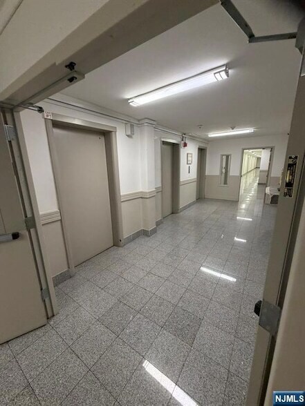 Building Photo - 39 E 39th St