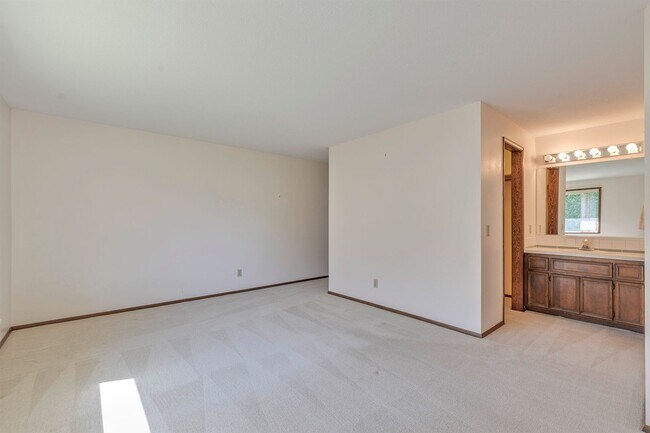 Building Photo - Single-Level Living Near South Hillsboro's Best Amenities