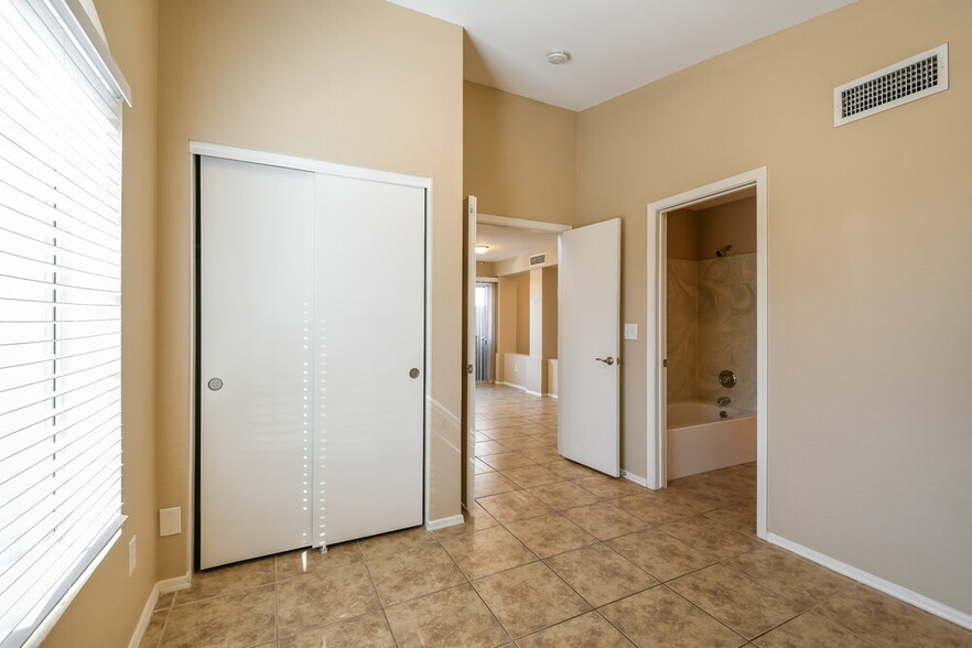 Building Photo - 1102 E Villa Theresa Dr